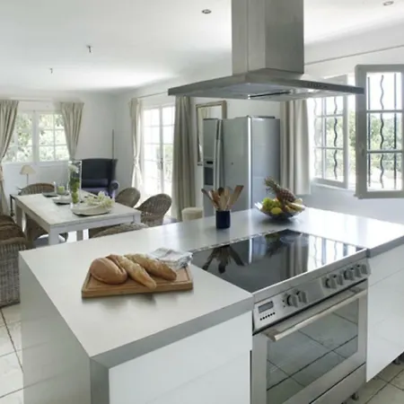빌라 Modern With Swimming Pool In Maxime